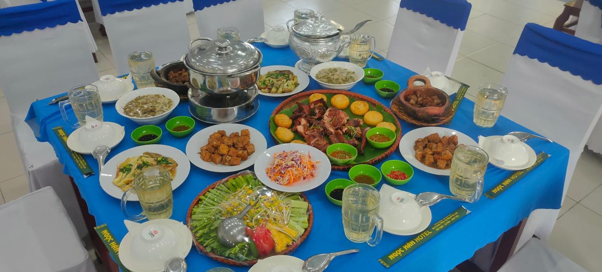 Khách Sạn Ngọc Hân Ap Vinh Phu Esterno foto